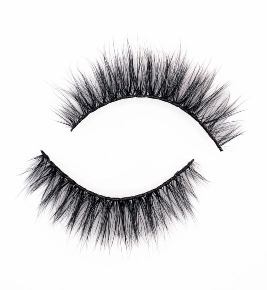 KISTU Elegance soft doll-eye strip lash, rounded medium-length volume