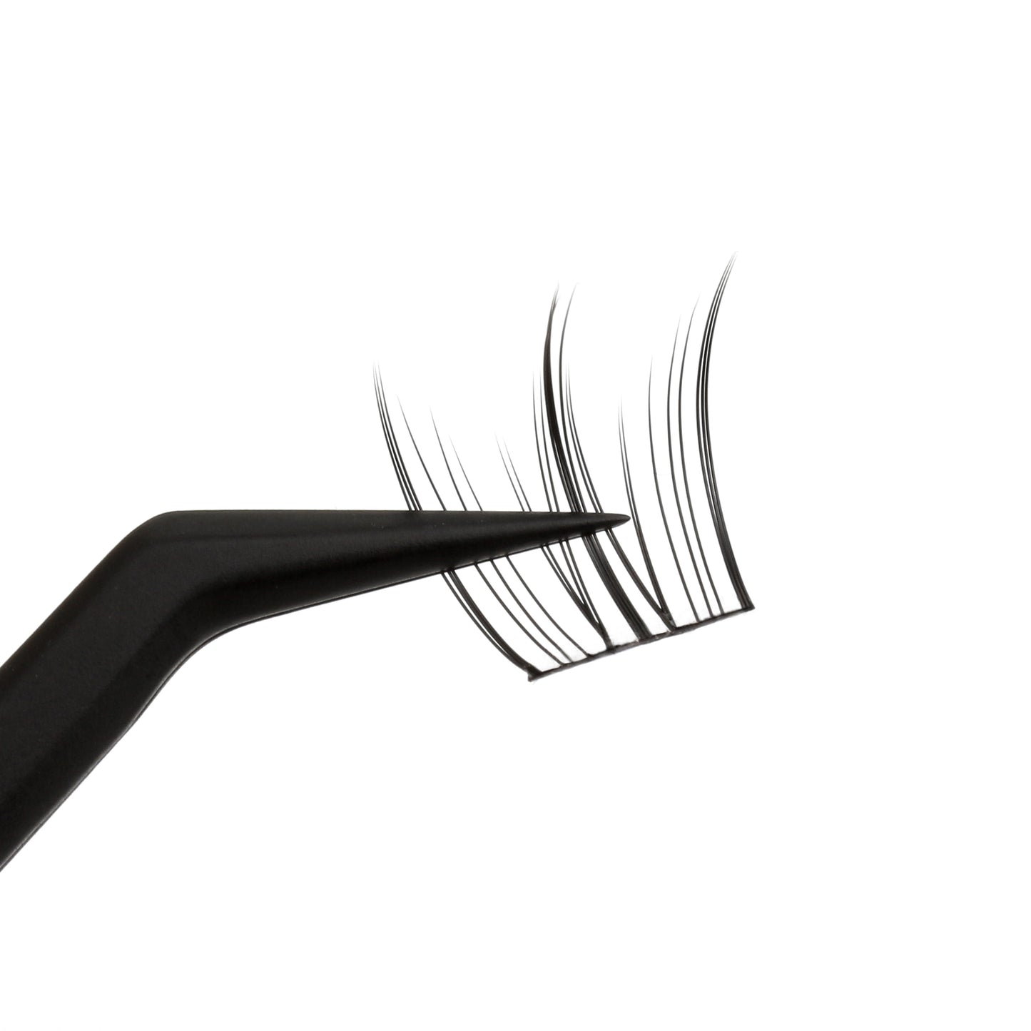 KISTU Haze cluster lashes applied for a spiky extension-style look