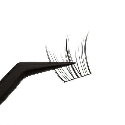 KISTU Haze cluster lashes applied for a spiky extension-style look