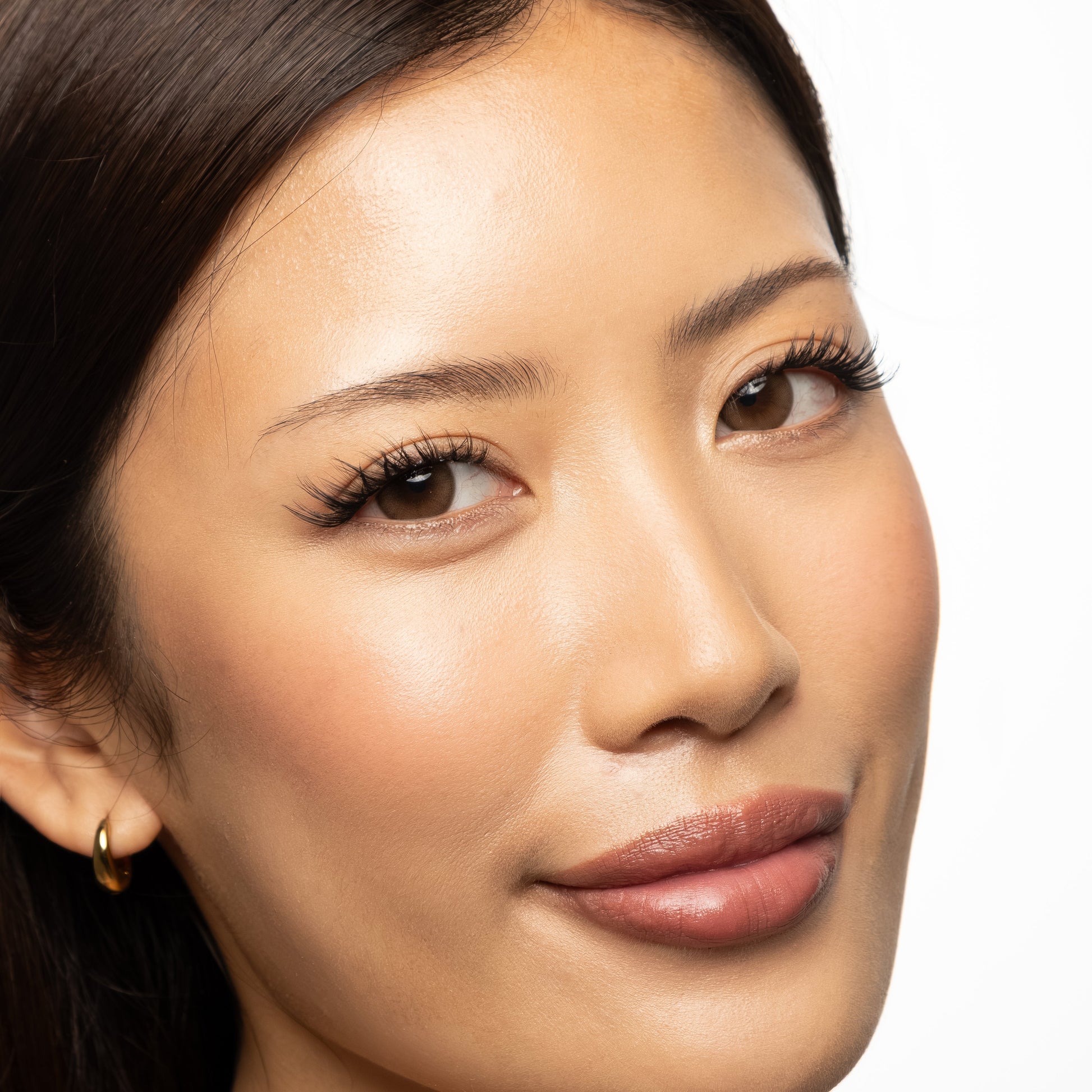 Close-up of KISTU Mist cluster lashes showing cat-eye lash fans
