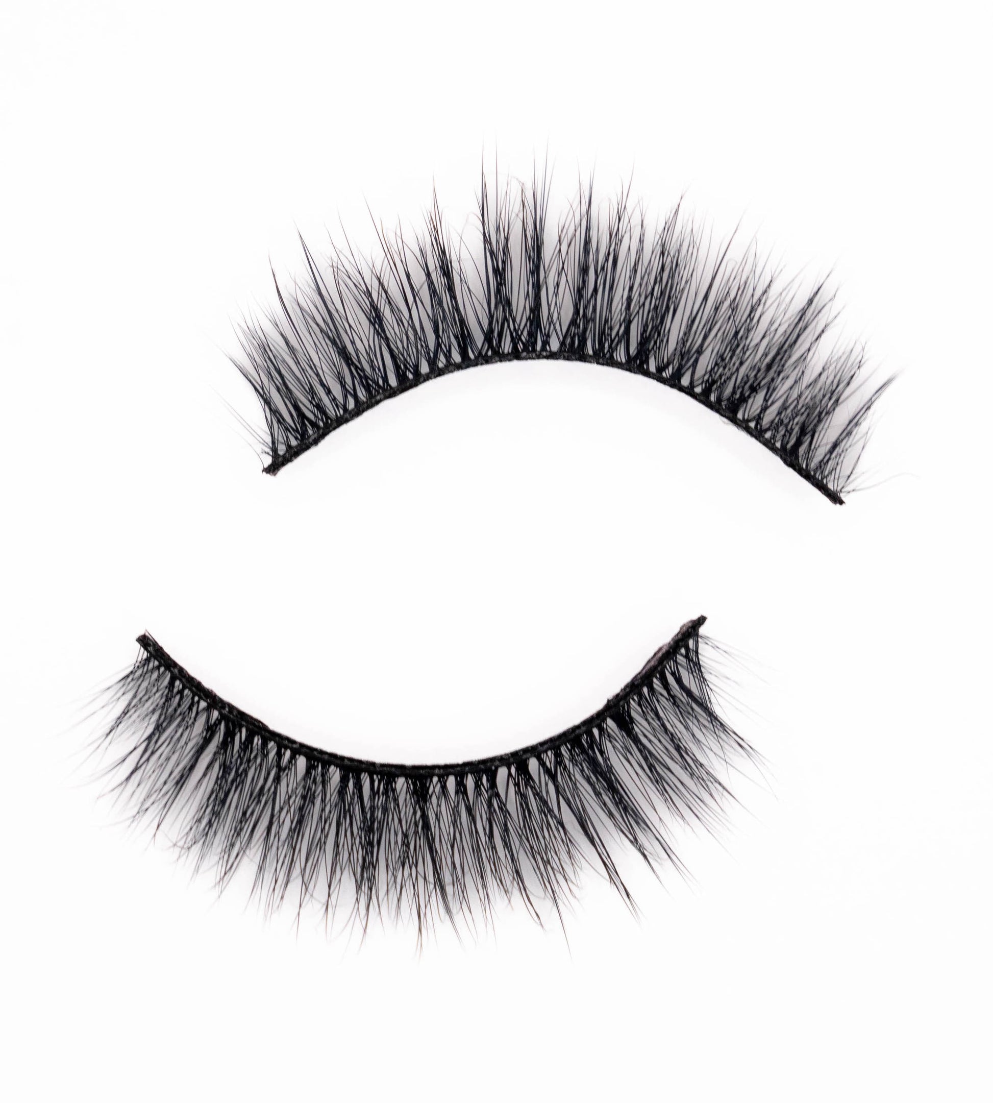 KISTU Radiant strip lash, short-to-medium with soft even coverage