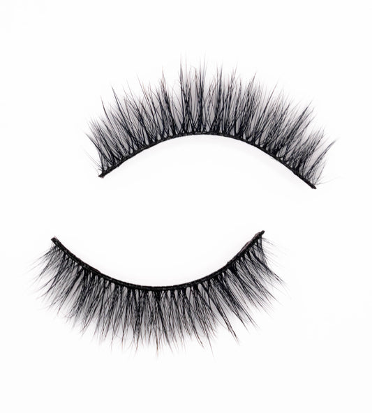 KISTU Radiant strip lash, short-to-medium with soft even coverage